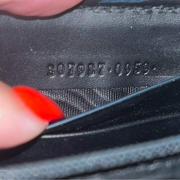 Gucci Guccissima Interlocking Leather Zip Around Wallet, Black - Picture 10 of 12